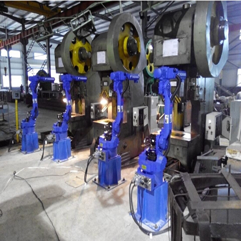 搬運機器人 鍛壓自動化生產線(一臺機器人配4臺壓機)力生機器人_工程機械欄目